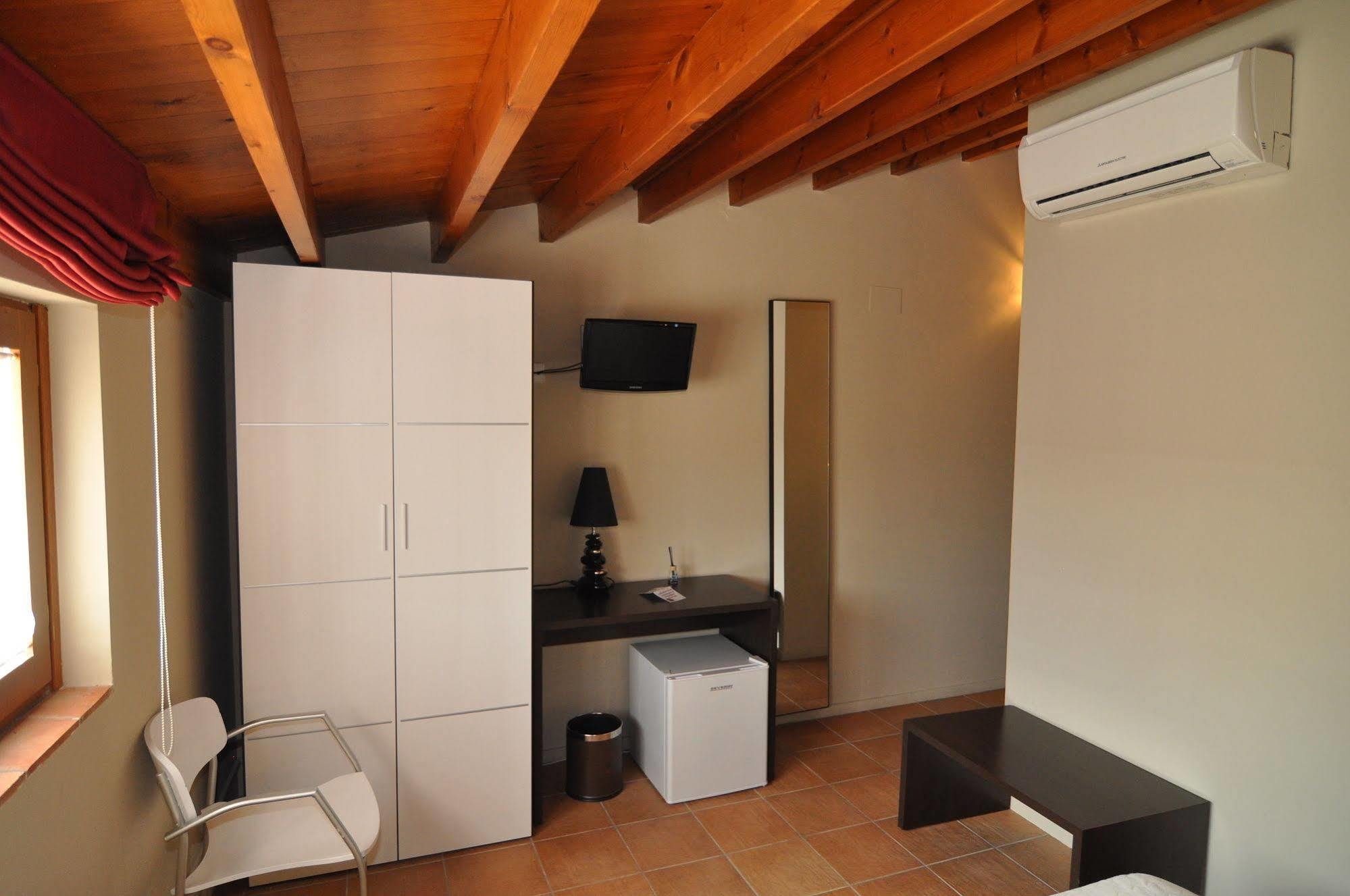 Hostal De Cabrit Sant Mateu Exteriör bild